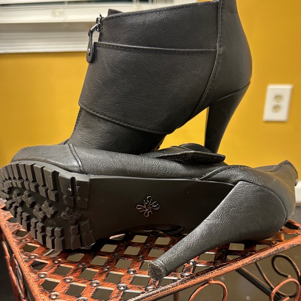 🖤 Vera Wang Black Heeled Boot! 🖤 Size 9.5! Best Offer Accepted! - Picture 3 of 5